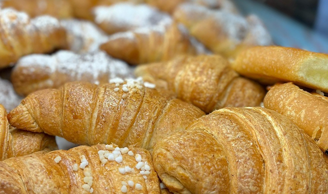 I Cornetti Napoletani: Una Delizia da Gustare al Mattino e Oltre