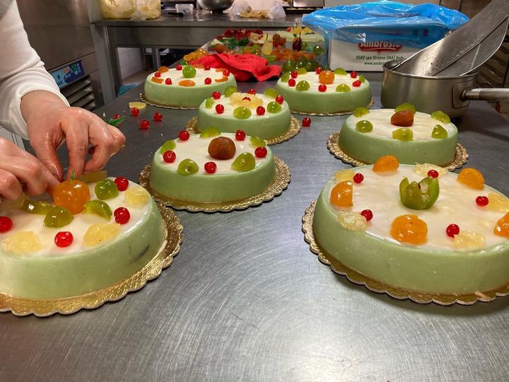 Cassatina Napoletana e Raffioli: il Gusto Autentico dell'Antica Pasticceria Carraturo a Porta Capuana