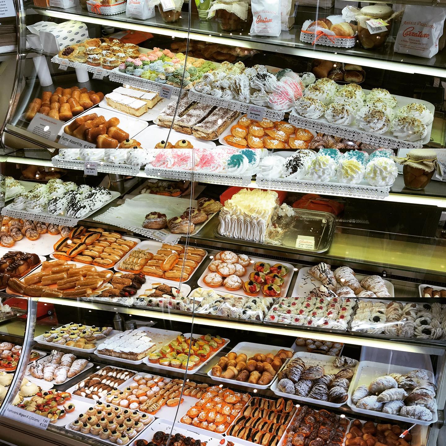 Scopri Napoli da un punto di vista insolito: visita guidata e laboratorio all’Antica Pasticceria Carraturo a Porta Capuana